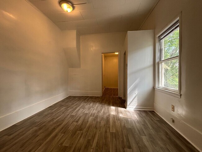 Building Photo - One Bedroom Duplex Available with Washer/D...