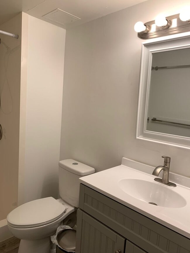 Building Photo - Newly renovated available now 2 bedroom 1 ...