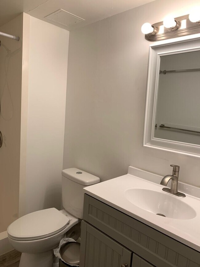Foto del edificio - Newly renovated available now 2 bedroom 1 ...