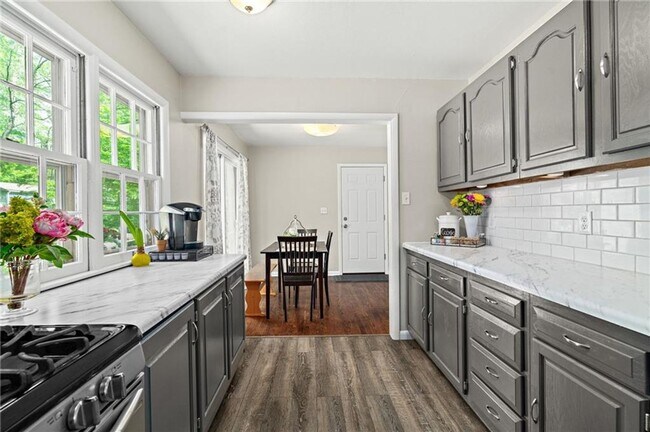 Foto del edificio - Adorable Three Bedroom Ranch in Overland Parkh