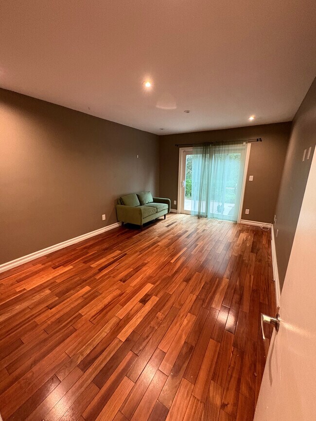 Foto del edificio - 9640 Royalton Dr