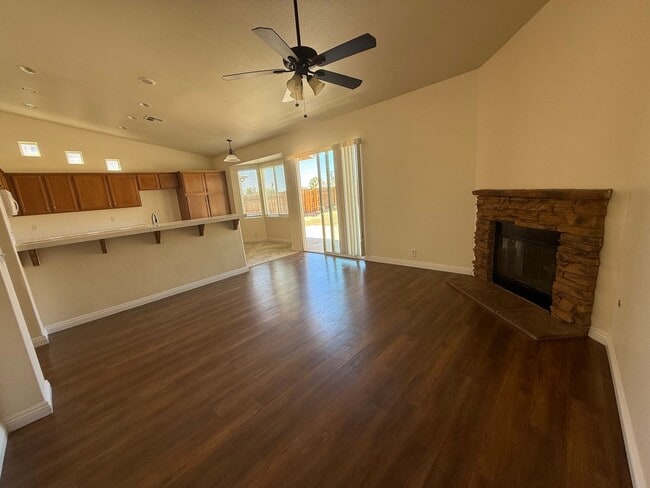 Building Photo - Beautiful Home In Apple Valley Vineyards-4...