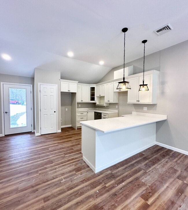 Building Photo - 521 Middleline Rd