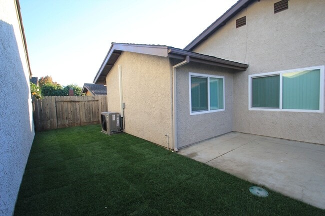 Foto del edificio - 6356 Swallow St