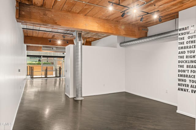 Building Photo - 530 S Hewitt St