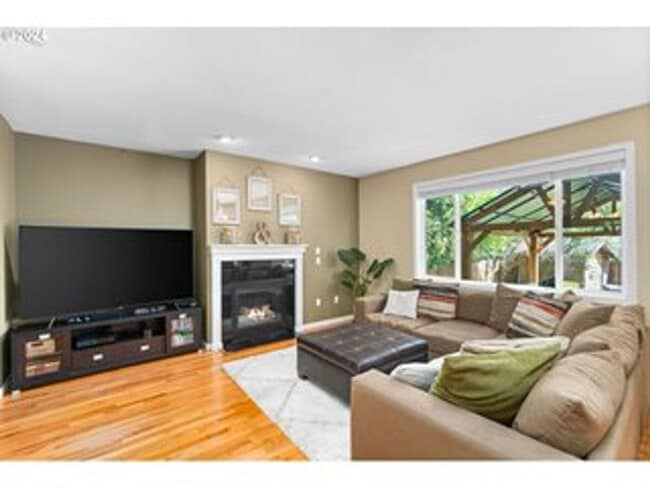 Building Photo - 4 Bedroom Beaverton Home with Large Fenced...