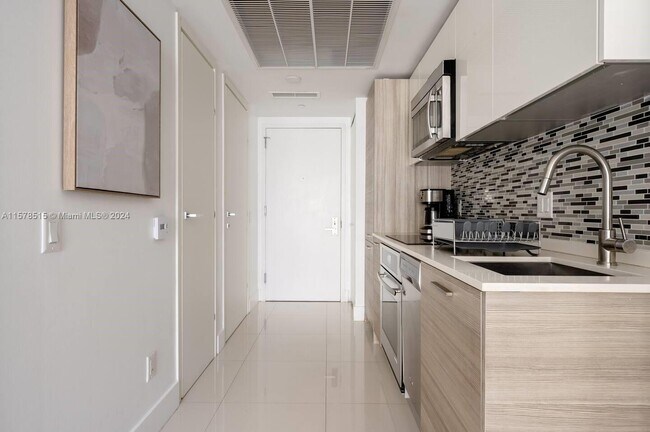 Building Photo - 1300 Brickell Bay Dr
