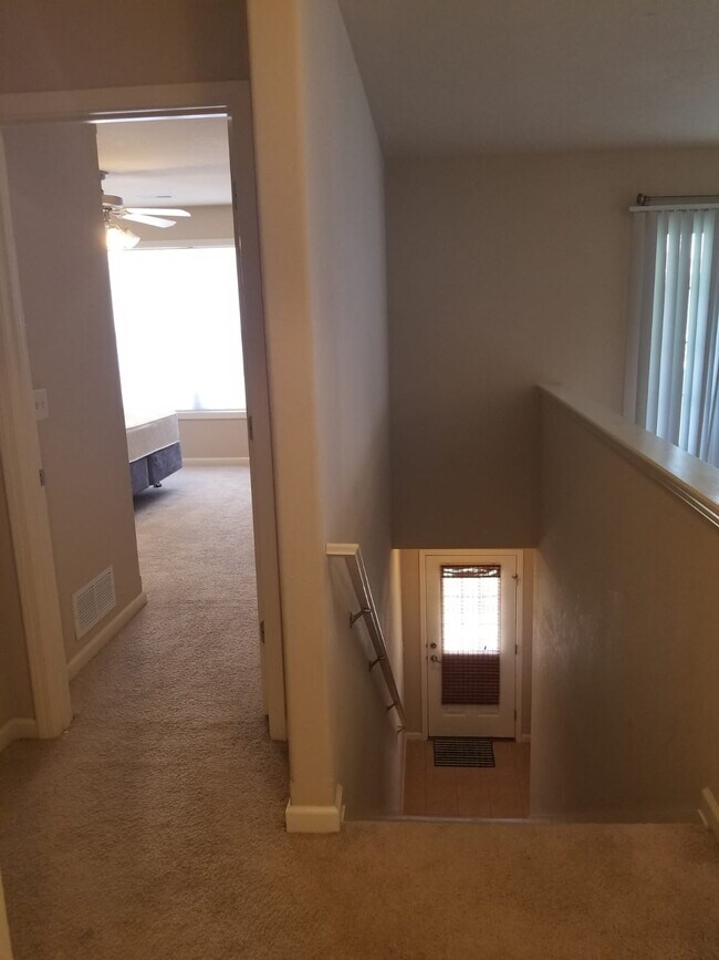 VISTA DE LA ENTRADA PUERTA DESDE ARRIBA - 102 Essex Ln