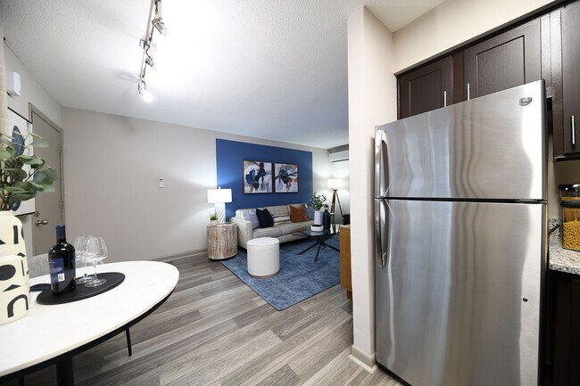 Experimente la vida urbana contemporánea con este espacio de apartamento bellamente diseñado. - Element at Cedar Bluff