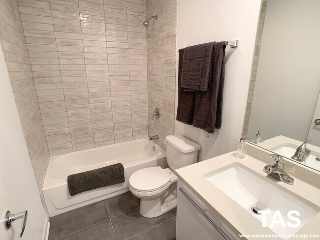 Building Photo - 940 W Winona St