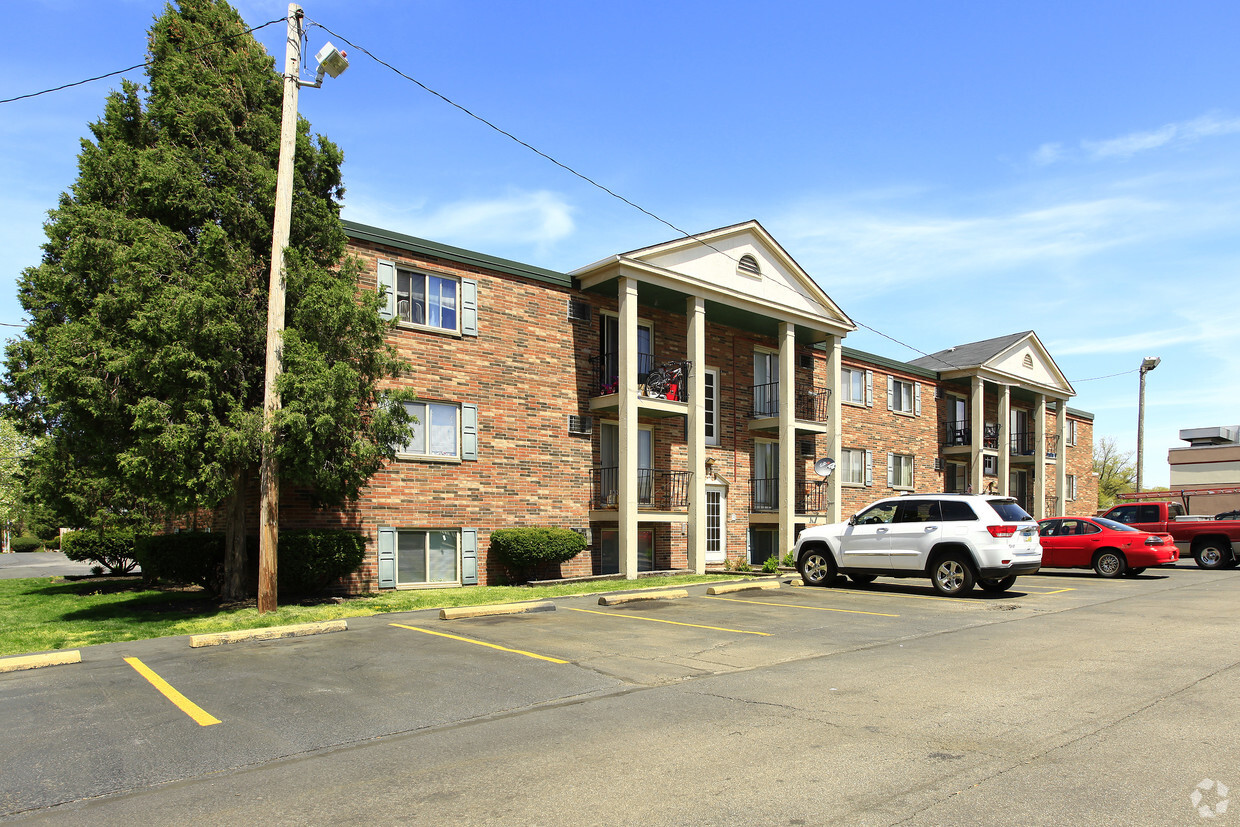 Primary Photo - Emerald Overlook Apartments