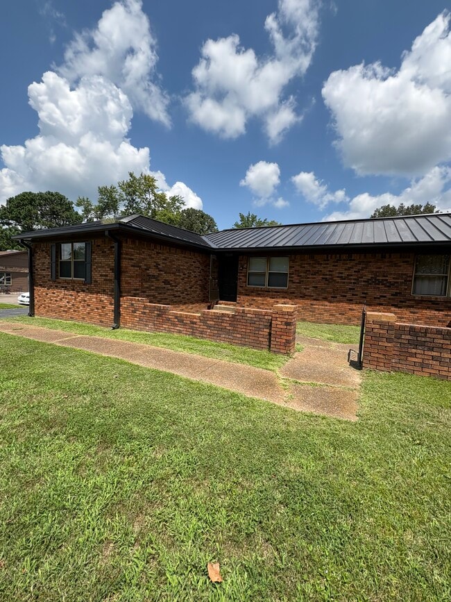 Building Photo - 5030 Benton Rd