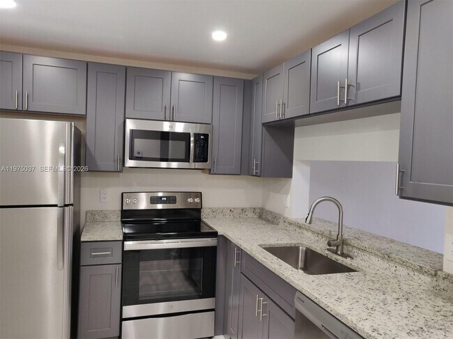 Foto del edificio - 8830 Royal Palm Blvd