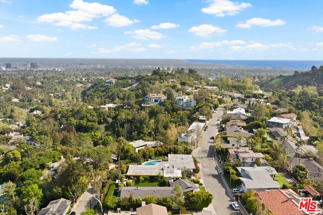 Foto del edificio - 2058 Westridge Rd