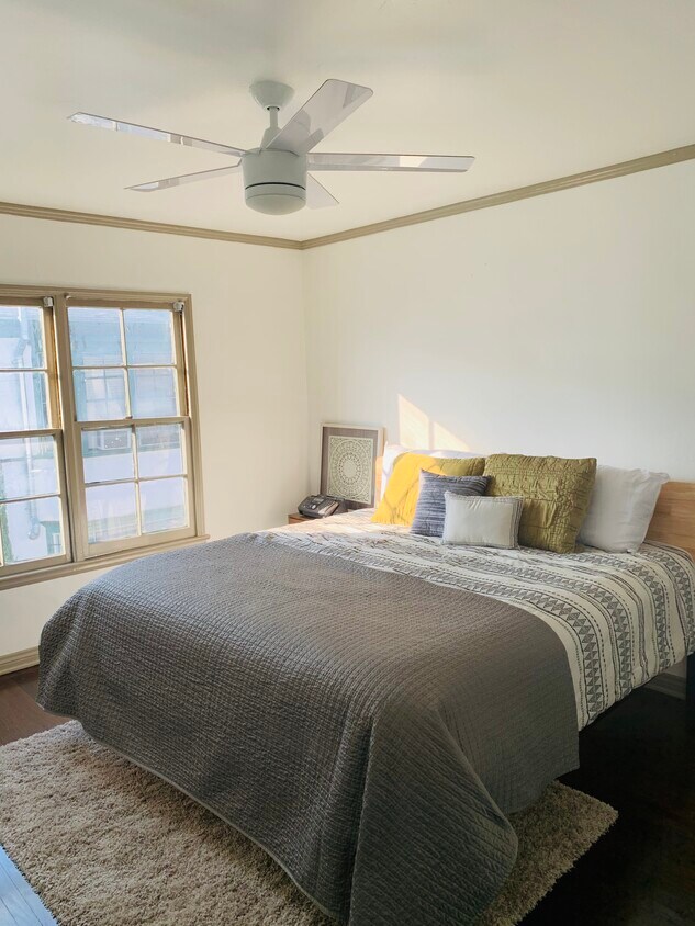 Bedroom King Size Bed - 3622 W Adams Blvd