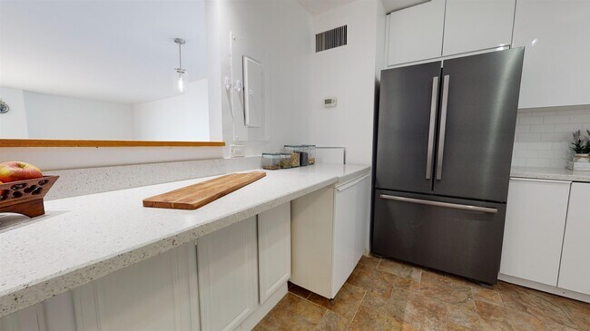 Building Photo - 1202 Harmon Cove Tower