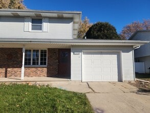 Building Photo - 706-708 N Hawthorne Dr