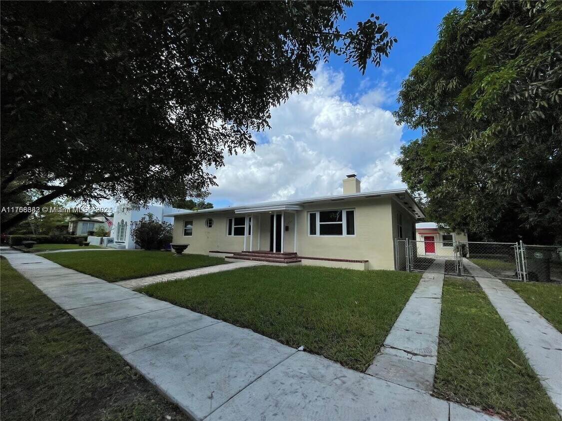 Foto principal - 2423 SW 13th St