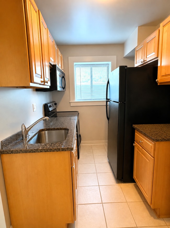 Fully equip Kitchen - 104 Newburn Dr