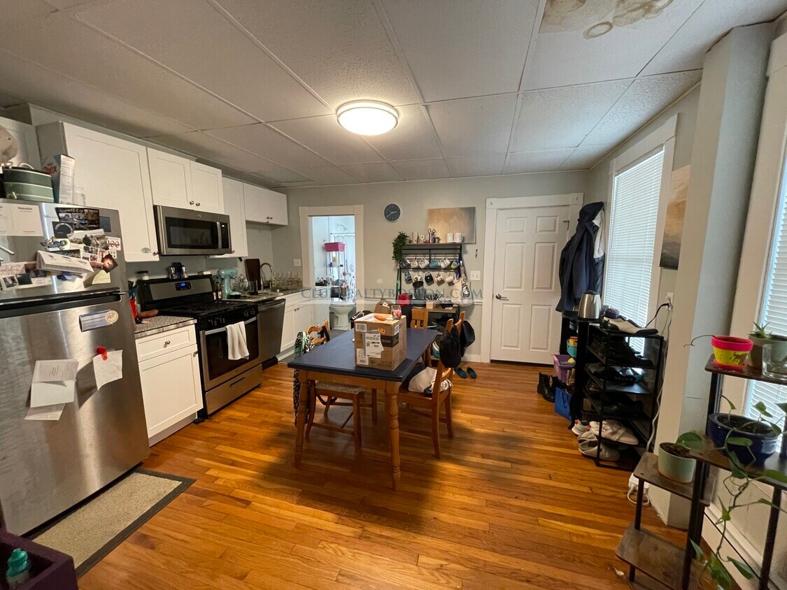 Primary Photo - 77 Brown St