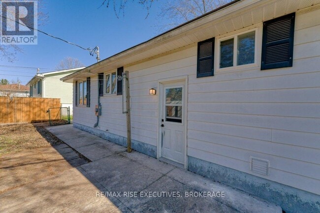 Building Photo - 795 Aylmer Crescent