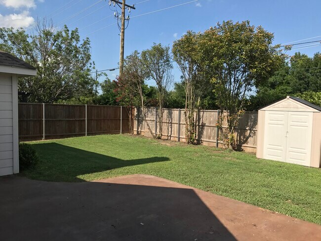 Foto del edificio - 903 Redbud Dr