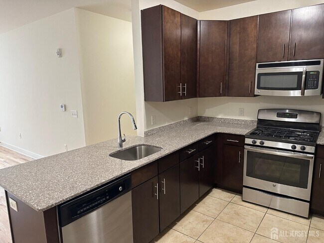 Building Photo - 88 Roosevelt Ave