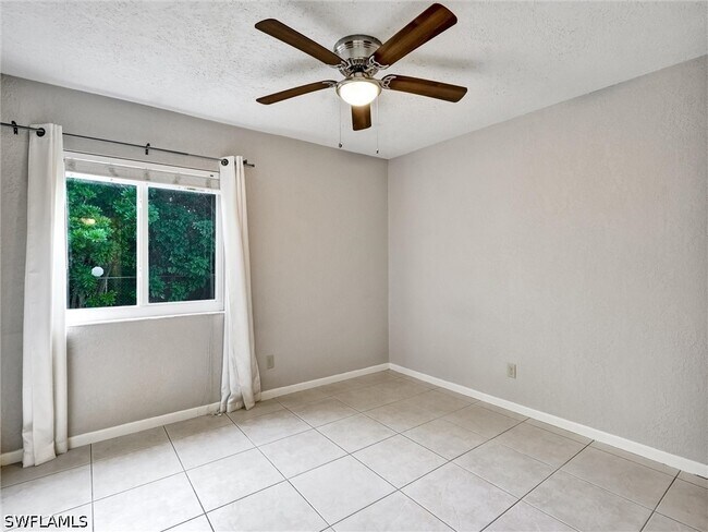 Building Photo - 4621 Bayshore Dr