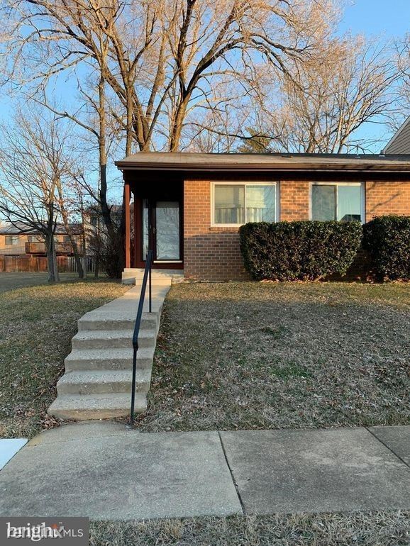 Primary Photo - 2 br, 1.5 bath Townhome - 2 Chinook Ct