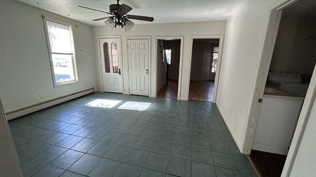 Building Photo - Spacious 4-Bedroom Apartment for Rent in S...