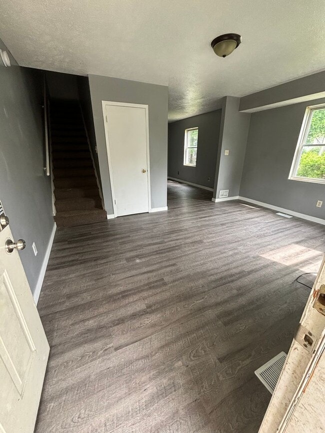 Building Photo - 2 bedroom townhome
