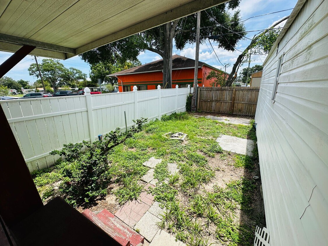Foto principal - 2 Bed 1.5 Bath, Minutes from Tarpon Springs