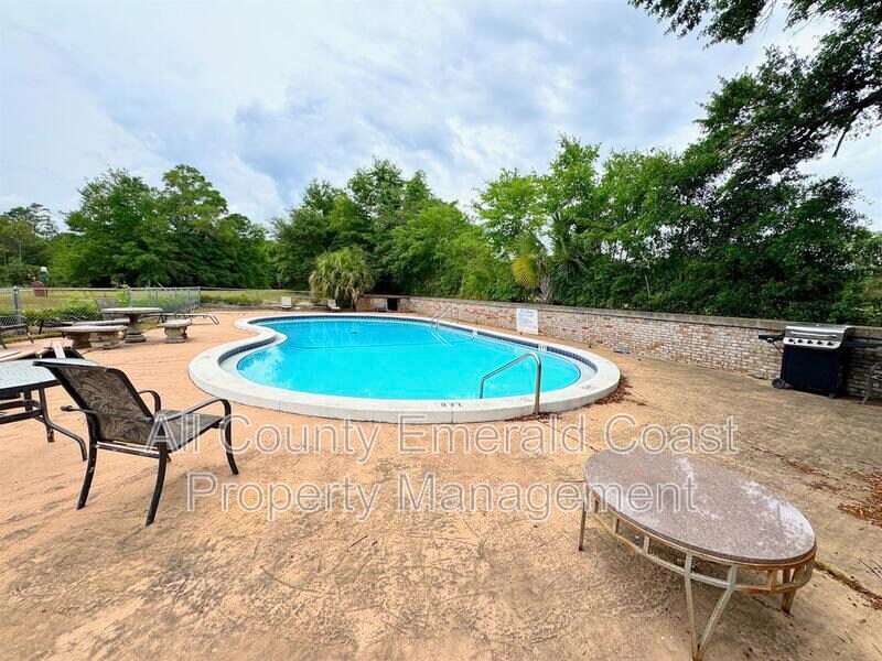 Foto principal - 105 Country Club Dr