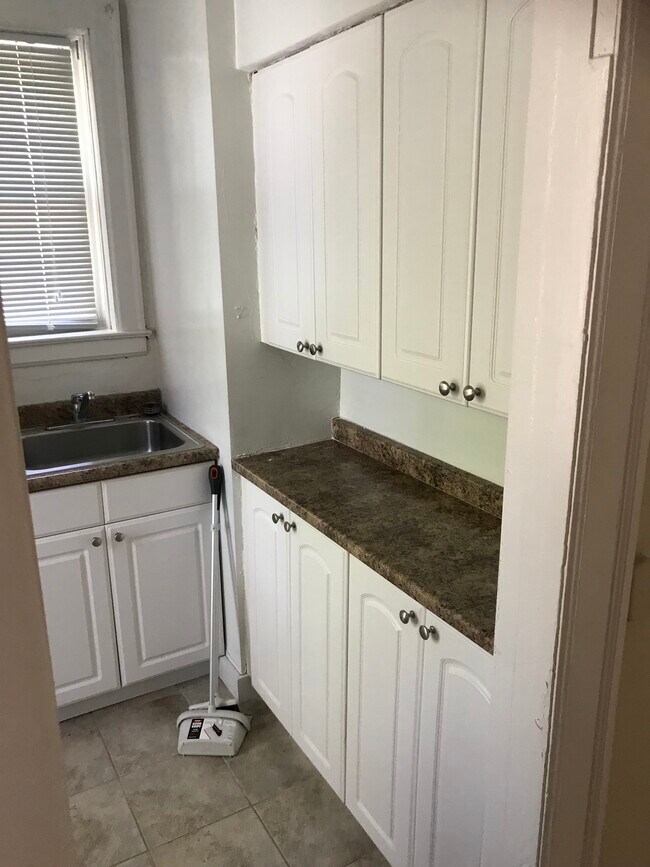 Foto del edificio - Forest Plaza Apartments