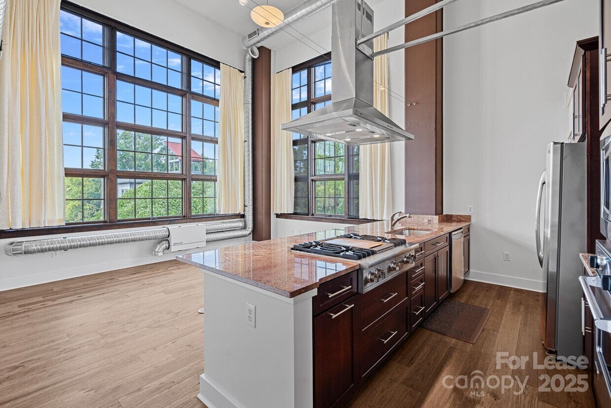 Foto principal - 715 N Graham St