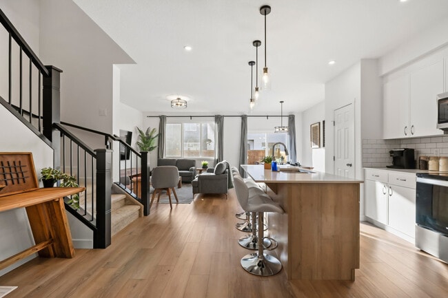 Photo du bâtiment - 1430 Aster Way NW