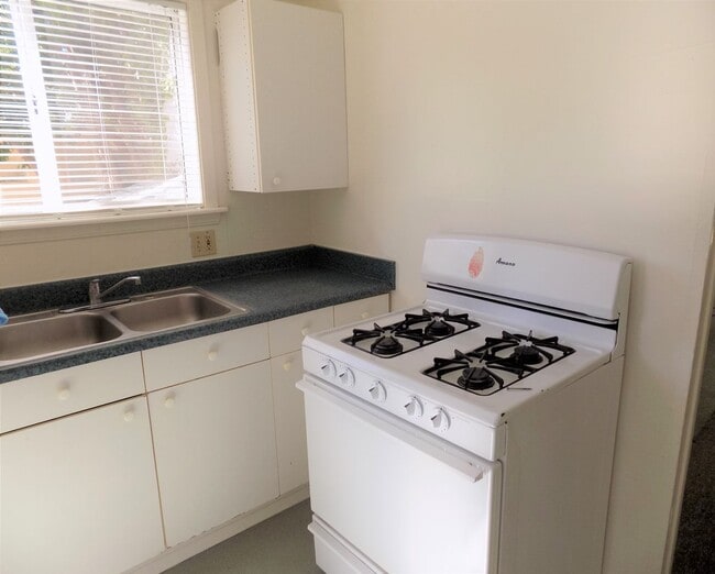 Building Photo - 735-745 Grand Ave