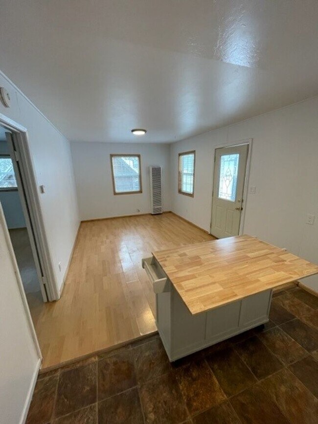 Foto del edificio - Very Cute Cozy Cabin Style 1BD 1BA Duplex!!! Available on 4/6/26