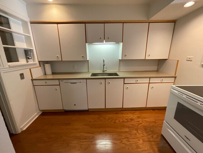 Building Photo - 1806 Rockridge Ter