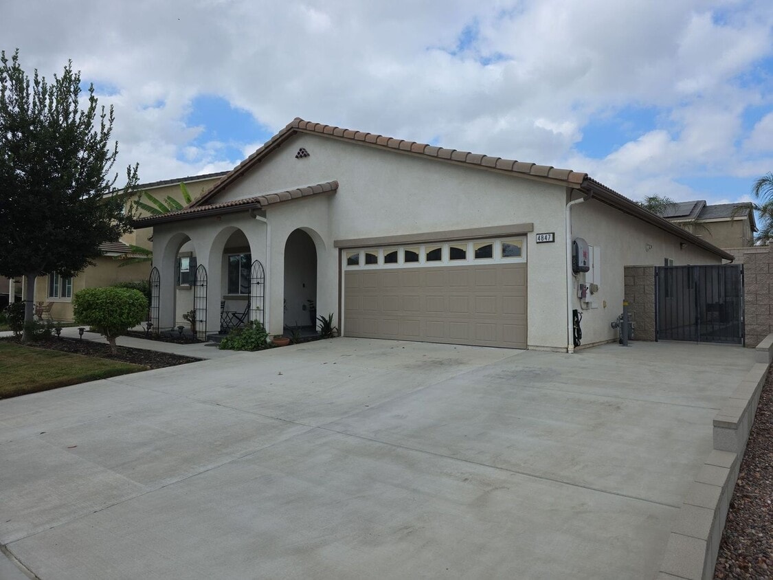 Primary Photo - Beautiful Solar Home in Jurupa Valley Avai...