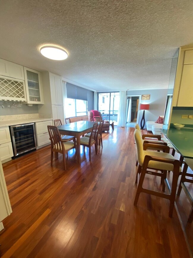 Building Photo - 2215 Aloha Dr