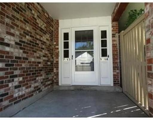 Building Photo - 916 Windsor Dr