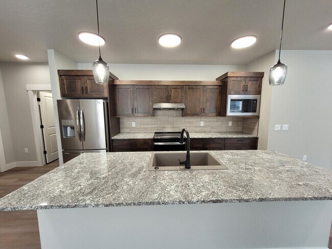Building Photo - Beautiful Like New Home In Meridian!