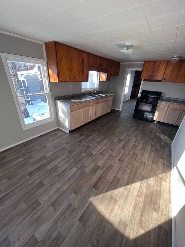 Building Photo - 2 bed 1 bath house with bonus room
