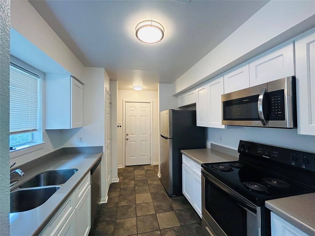 Foto principal - 8038 Sands Point Dr