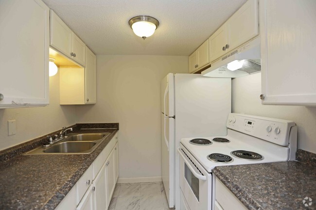 1BR,1BA - 690SF - KITCHEN - Residences at White Rock Lake