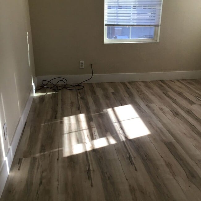 Building Photo - Move in Special $200.00 off first month's ...