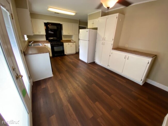 Building Photo - 3 br, 1.5 bath House - 203 Dean St