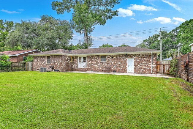 Foto del edificio - Available Now: Brick Ranch in West Ashley's Church Creek