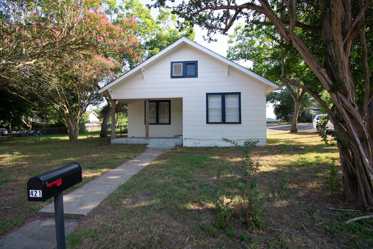 Primary Photo - 421 W Fisher St